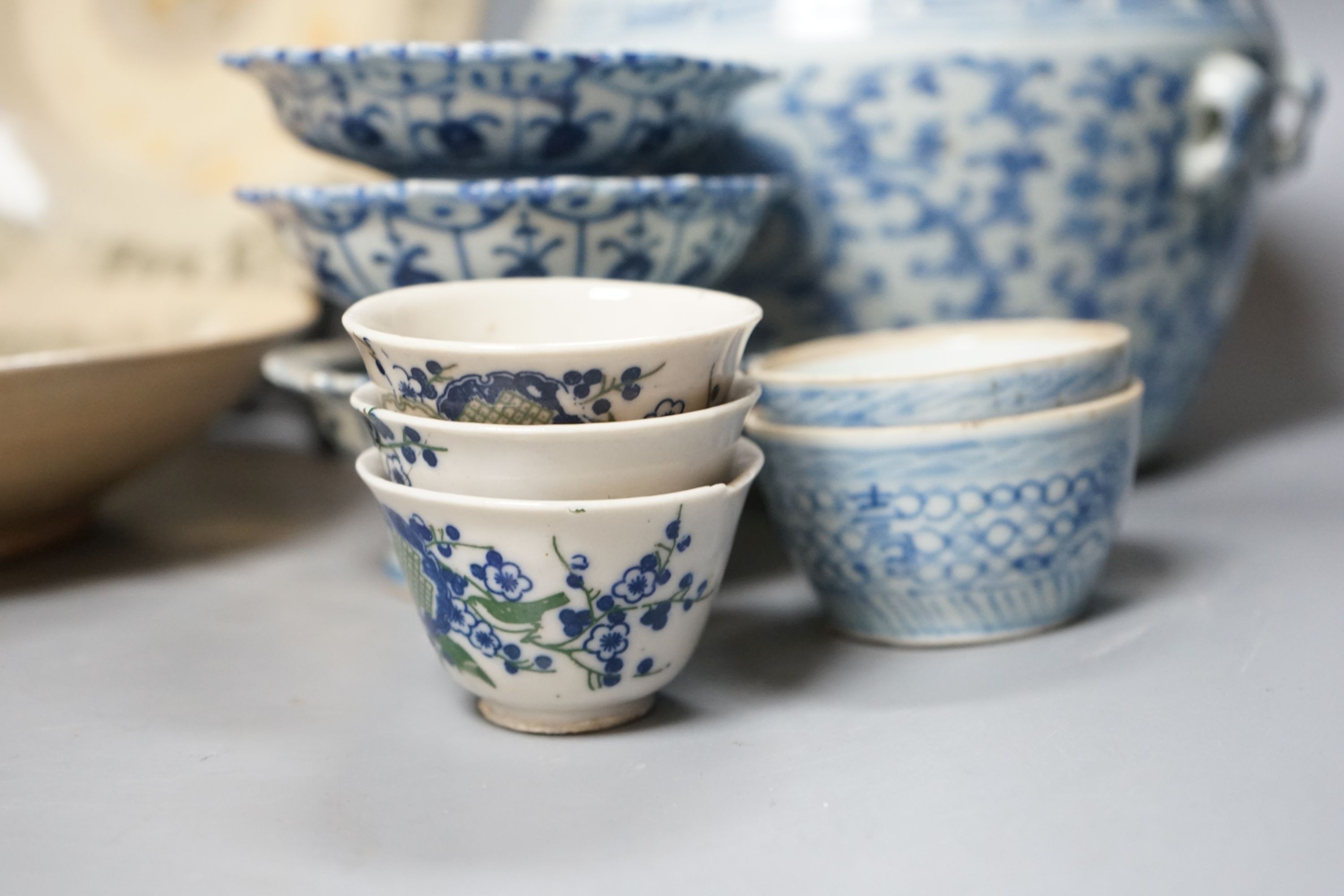 A Chinese blue and white kamcheng, 22.5 cm wide, various dishes and cups